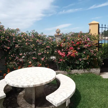 Casa Con Jardin En Primera Linea De Playa