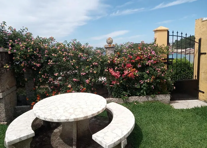 Casa Con Jardin En Primera Linea De Playa